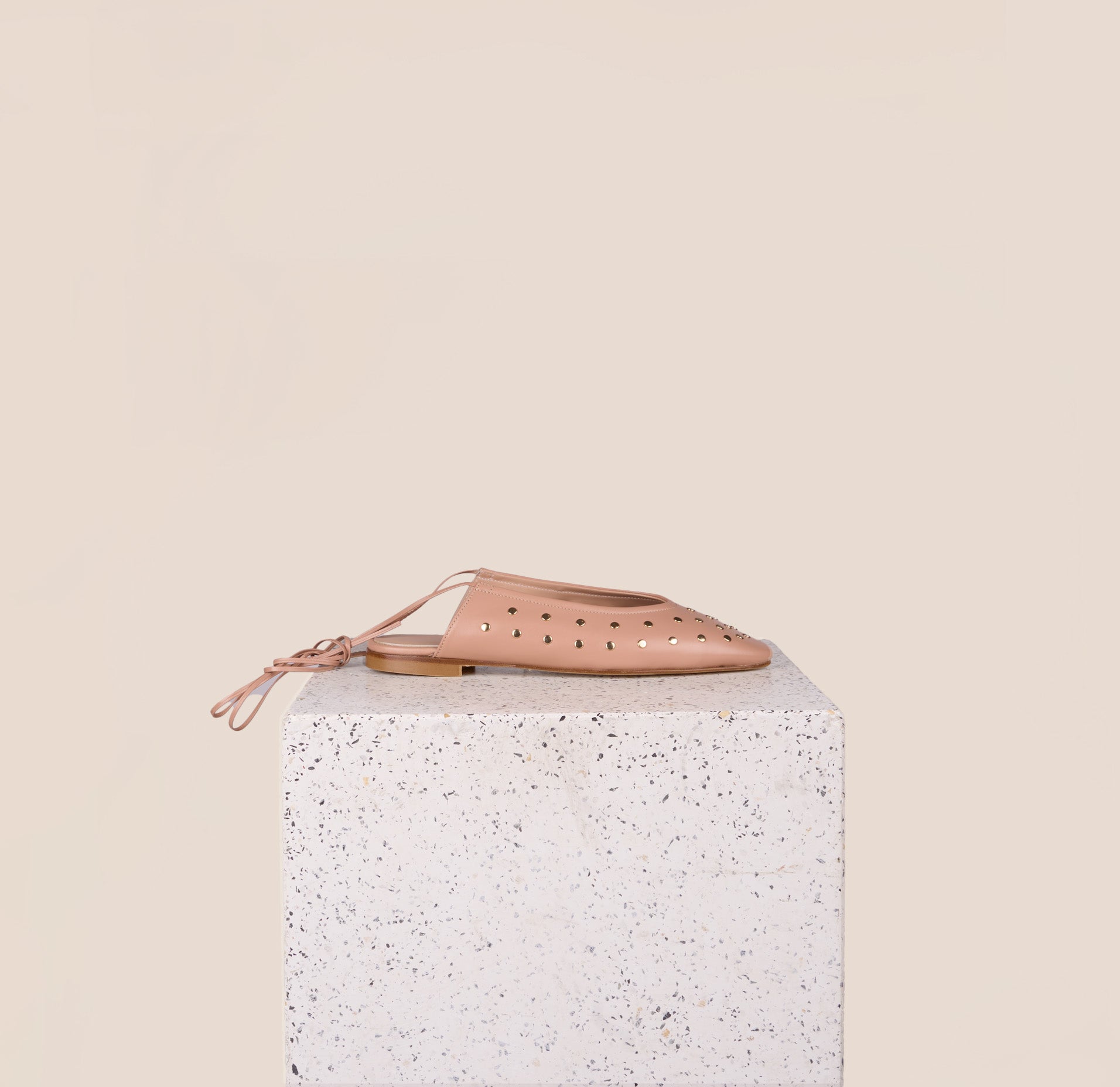 Como Ties Studs in Nude